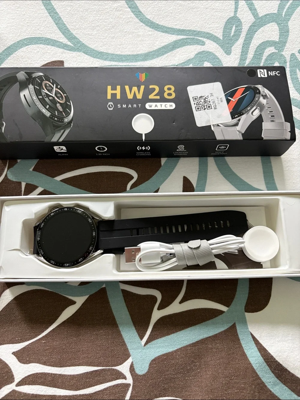 HW 28 smartwatch with charger and case